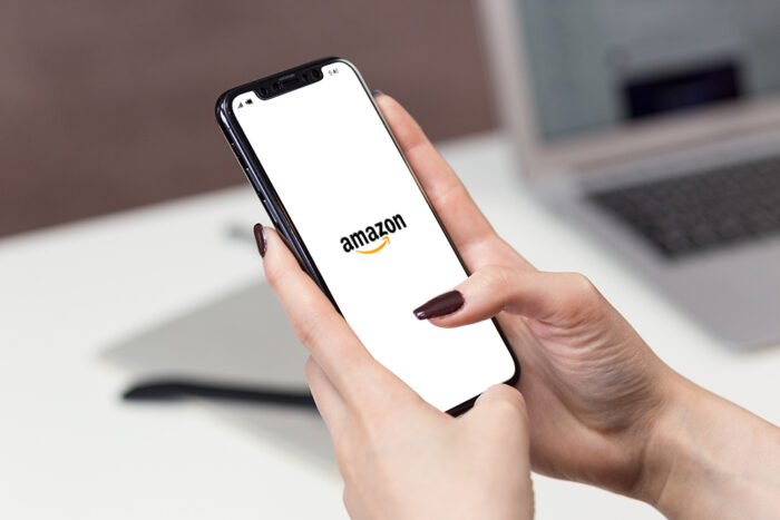 Donna che apre l'app di Amazon da iPhone